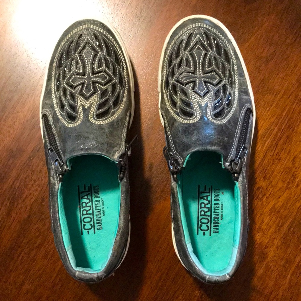 Corral cross slip ons